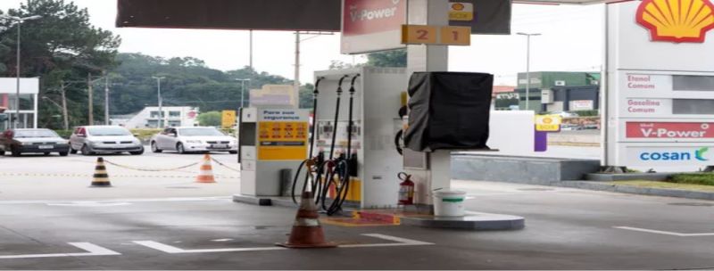 Bomba de gasolina é bloqueada em posto na rodovia Raposo Tavares, em São Paulo, pela falta de combustível (Foto: Marcelo Brandt/G1)