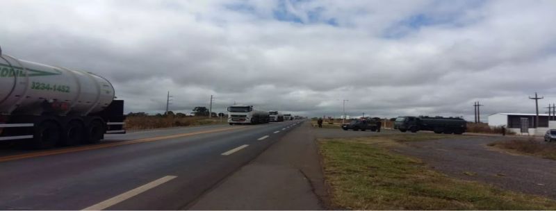 Caminhões-tanque a caminho do Aeroporto de Brasília são escoltados pelo Exército