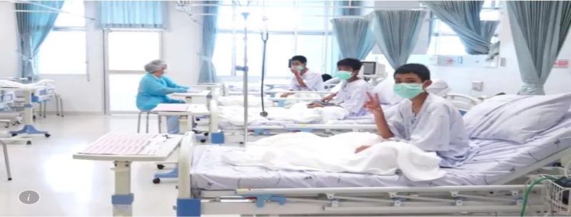 Meninos resgatados da caverna se recuperam no hospital de Chiang Rai, na Tailândia, em imagem divulgada nesta quarta pelo governo local