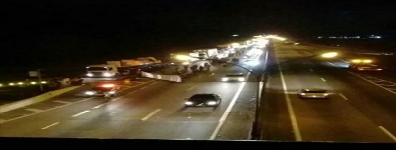 Caminhoneiros ficaram reunidos na Dutra em Jacareí durante protesto nessa madrugada de segunda-feira