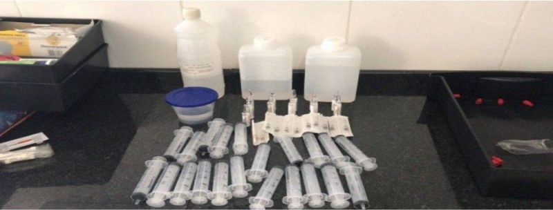 Seringas encontradas em clínica irregular onde foi presa uma falsa médica em Jacarepaguá