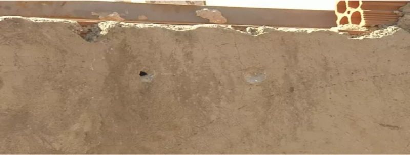 Marcas de tiro na parede da casa onde vítimas foram baleadas