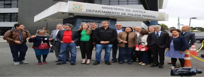 Senadores visitaram o ex-presidente Lula em abril, na superintendência da PF em Curitiba