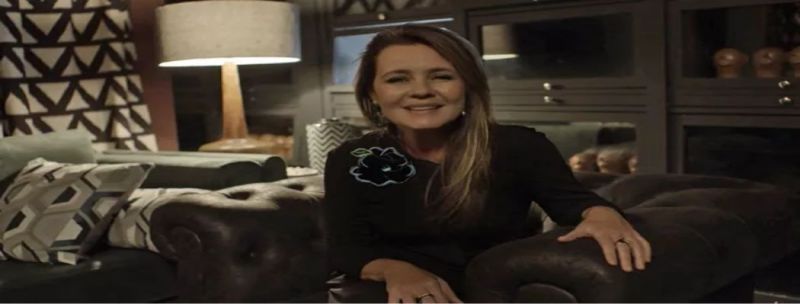 Laureta apresenta Rosa diante das câmeras
