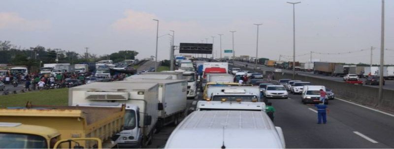 Caminhoneiros parados na porta da Reduc