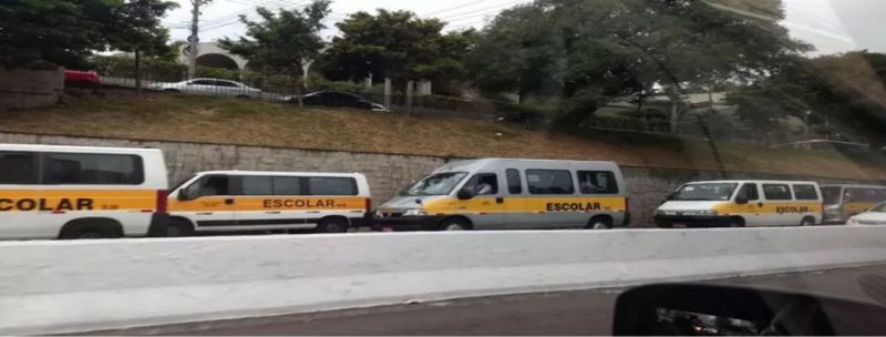 Vans escolares em carreata na Av. Rubem Berta