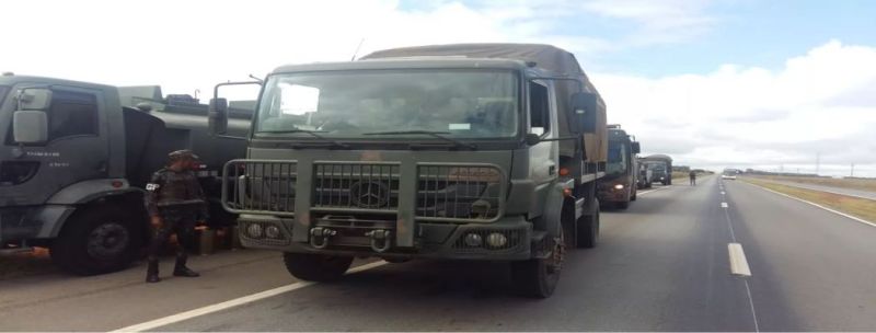 Caminhões-tanque a caminho do Aeroporto de Brasília são escoltados pelo Exército