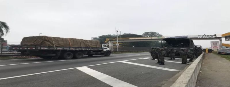 Equipes garantem a passagem de caminhões na via Dutra 