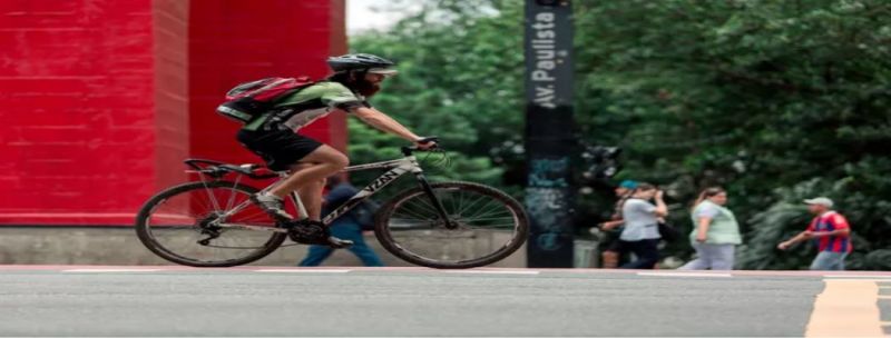 Ciclista pedala na ciclovia da Avenida Paulista, em São Paulo 