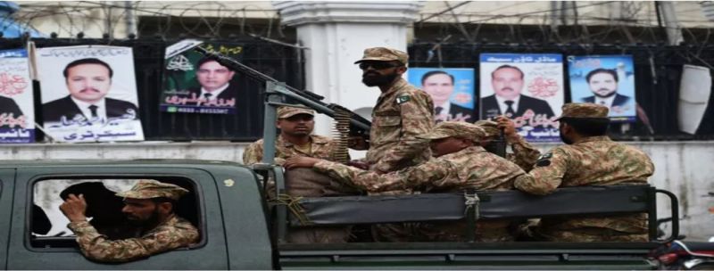 Soldados patrulham local de distribuição de material de votação em Lahore, no Paquistão, na terça-feira (24) 