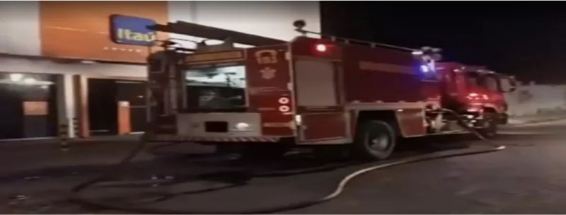 Corpo de Bombeiros é acionado para conter fogo em prédio do banco Itaú, em Fortaleza.