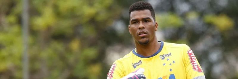 Goleiro Elisson, ex-Cruzeiro, anunciou a morte do filho nas redes sociais