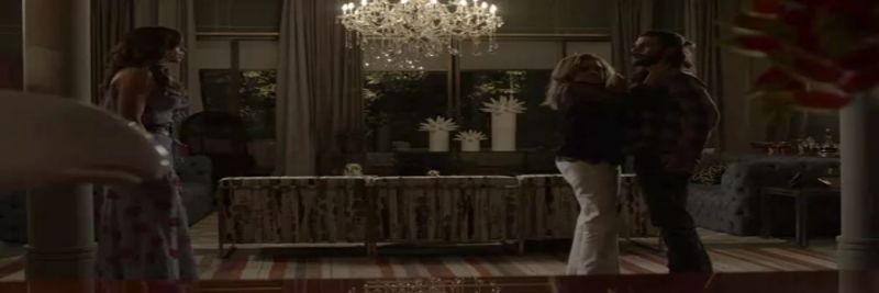 Lívia chega em casa bem na hora de ver o beijo de Sophia e Mariano 