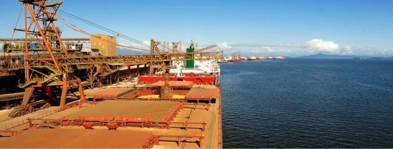 Embarque de soja em navios de Paranaguá: estoque de empresas é de 10 dias,  