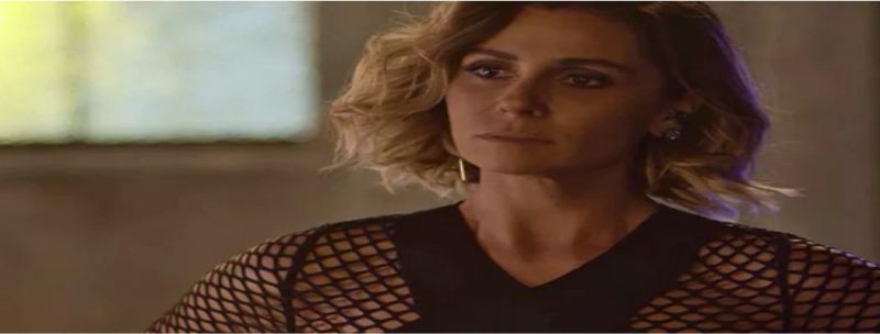 Luzia/Ariella coloca a filha contra a parede