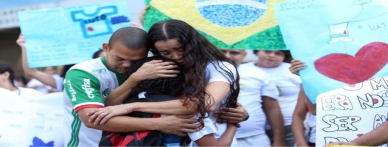 Centenas de alunos da Maré abraçam Ciep onde estudava adolescente morto em ação da polícia