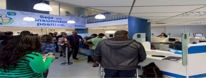 Consumidores fazem consulta para saber se nome está negativado 