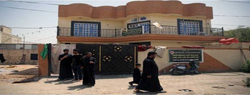 Parente em frente à casa de Saad Khudair Abbas, vítima recente do Estado Islâmico, em Kerbala, Iraque 