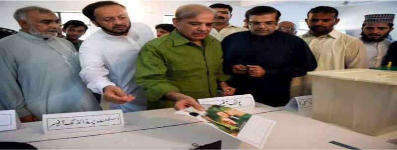 Shahbaz Sharif, irmão do ex-premiê Nawaz Sharif, vota nesta quarta-feira (25)