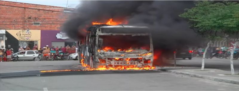 Ônibus destruído em ataque incendiário em Fortaleza. 