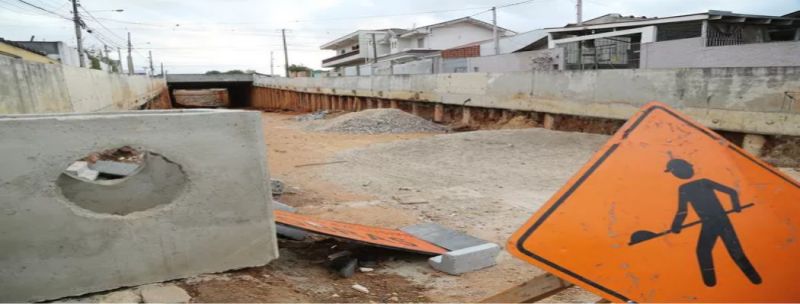 Obra inacabada de responsabiliade do Governo do Paraná que faz parte do projeto Corredor Aeroporto/Rodoferroviária