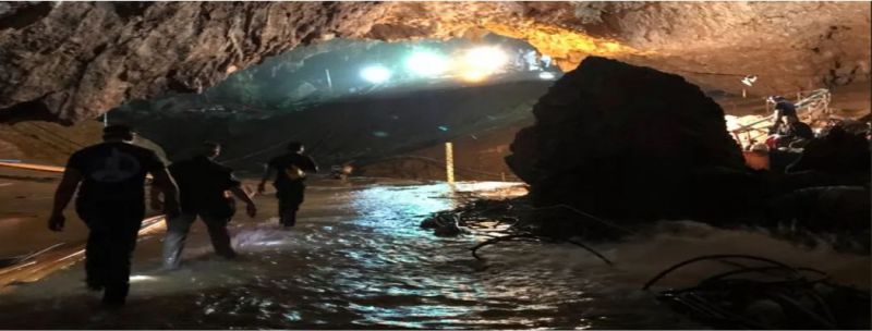 Foto tuitada por Elon Musk mostram esforço de resgate de meninos presos em caverna da Tailândia, nesta terça-feira