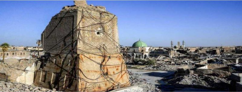 Destroços do minarete de al-Hadba diante da cúpula da Mesquita de al-Nuri ao fundo, um ano após as forças do Iraque retomarem o controle da cidade de Mossul, considerada capital do Estado Islâmico no país 