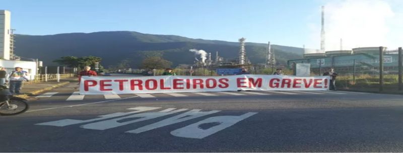 Petroleiros iniciam greve em frente à refinaria em Cubatão, SP. 