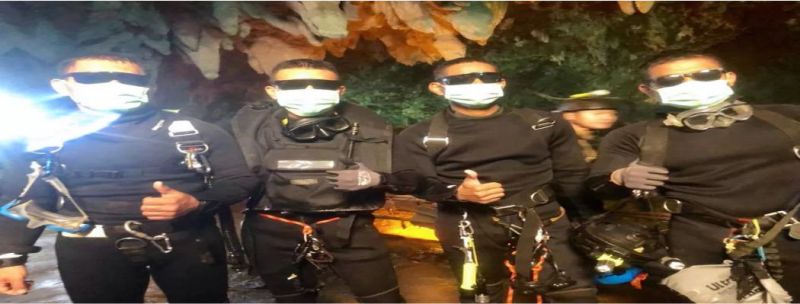 Foto divulgada pela Marinha da Tailândia mostra os 4 últimos mergulhadores fazendo sinal de positivo após a missão cumprida