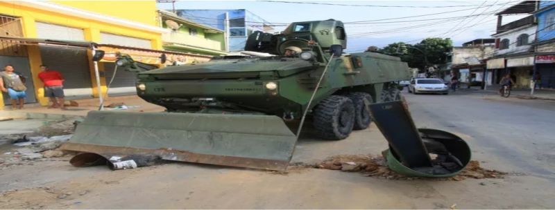 Tanque do Exército derruba barreiras colocadas por traficantes em rua da Vila Kennedy, na Zona Oeste do Rio de Janeiro.