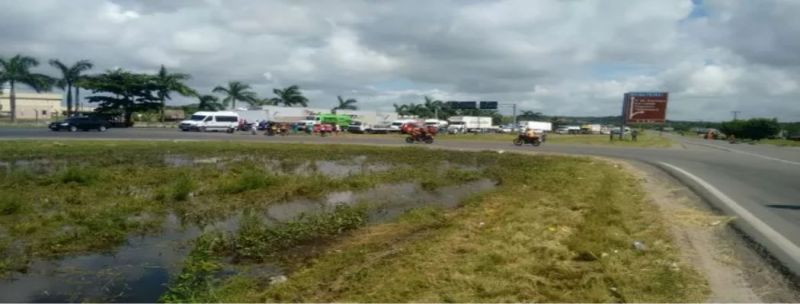 Caminhoneiros ocupam faixa da BR-101, em Jaboatão dos Guararapes, no Grande Recife, contra aumento do combustível