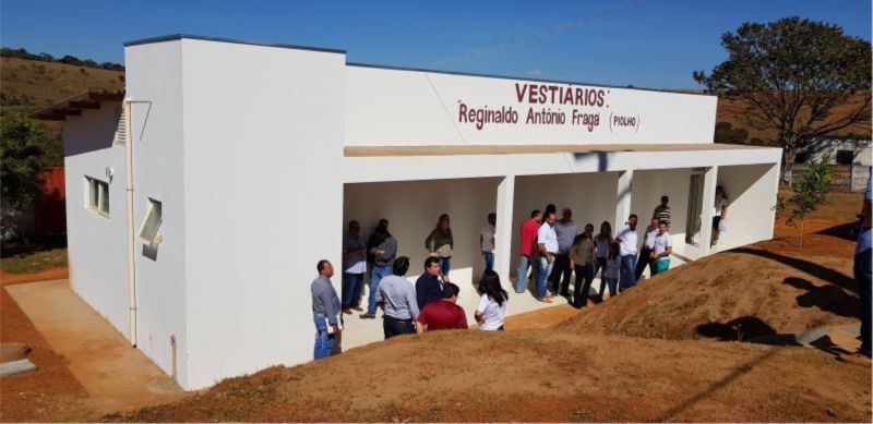 Estádio Jaime Afonso dos Reis recebe melhorias e educação recebe ônibus para transporte escolar do município.