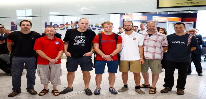 Mergulhadores que atuaram no resgate de jovens de caverna na Tailândia chegam nesta sexta-feira (13) no Aeroporto de Heathrow, em Londres. Da esquerda para a direita: Rick Stanton, Chris Jewell, Connor Roe, Josh Bratchley, Jim Warny, Mike Clayton e Gary 