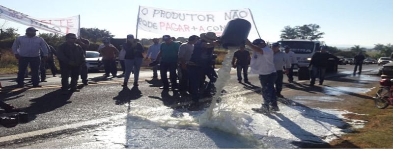 Produtores descartam leite na rodovia MG-050 em Passos (MG)