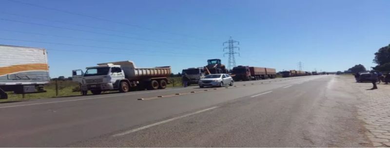 Caminhoneiros fazem protesto em rodovia de MS contra aumento do diesel 