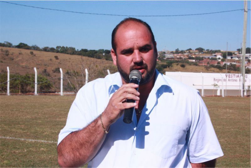 Estádio Jaime Afonso dos Reis recebe melhorias e educação recebe ônibus para transporte escolar do município.
