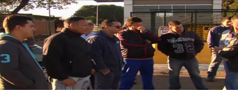 Caminhoneiros bloqueiam entrada de caminhões em distribuidora de Goiânia, Goiás