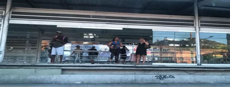 Estação do BRT Transcarioca está sem algumas das portas de vidro 