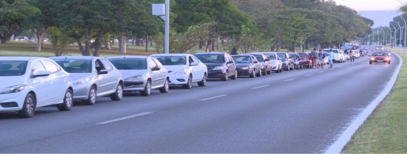 Fila para abastecer carro com gasolina mais barata, em Brasília