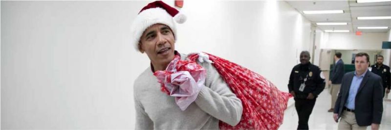 Barack Obama chega ao Hospital Infantil Nacional, em Washington, com presentes de Natal para distribuir aos pacientes