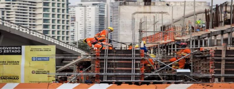 Operários trabalham nas obras da estação Chucri Zaidan da linha 17-ouro do monotrilho na Zona Sul de São Paulo