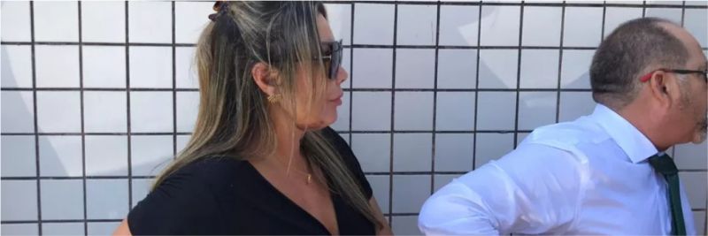 Elaine Caparroz chega para prestar depoimento à delegada Adriana Belém