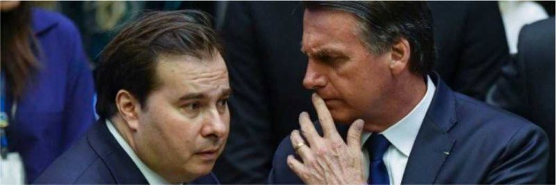 O presidente da Câmara, Rodrigo Maia, conversa com Jair Bolsonaro na cerimônia de posse Foto: Nelson Almeida / AFP