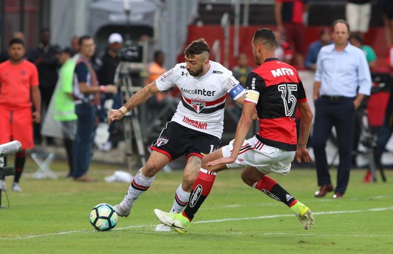 Rogério Ceni, ao fundo, no comando do seu último jogo como técnico do São Paulo, contra o Flamengo, em 2017 — Foto: Rubens Chiri / saopaulofc.net