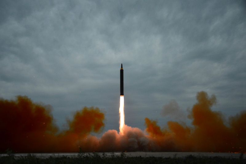 Coreia do Norte diz que míssil que sobrevoou o Japão é de modelo de médio alcance