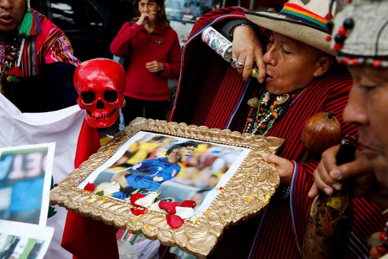 Com camisa de Guerrero e caveira, xamãs peruanos realizam ritual antes de decisão