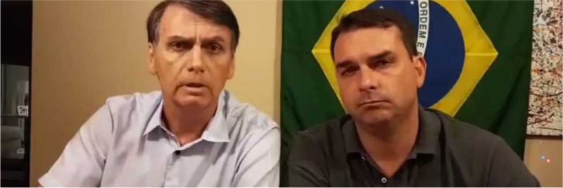 Jair Bolsonaro ao lado do filho mais velho, o senador eleito Flávio Bolsonaro (PSL)