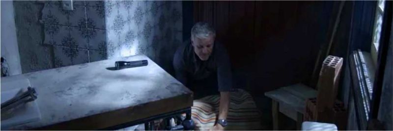 Sampaio (Marcello Novaes) tira Judith (Isabela Garcia) do lavabo enrolada em um tapete, na novela 'O Sétimo Guardião'