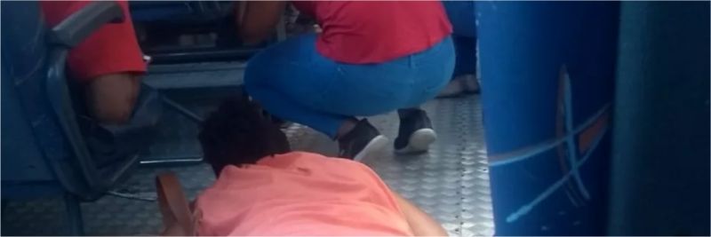 Passageiros se deitam no chão de ônibus para se proteger de tiroteio — Foto: Reprodução/Arquivo Pessoal