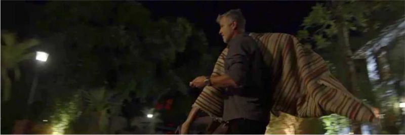 Sampaio (Macello Novaes) leva Judith (Isabela Garcia) enrolada para jogar a governanta em um rio, com o intuito de matá-la, na novela 'O Sétimo Guardião'